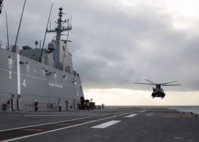 A United States Army MH-47G Chinook helicopter from 160th Special Operations Aviation Regiment prepares to land on the Royal Australian Navy ship HMAS Adelaide during Exercise Balance Action in 2023.